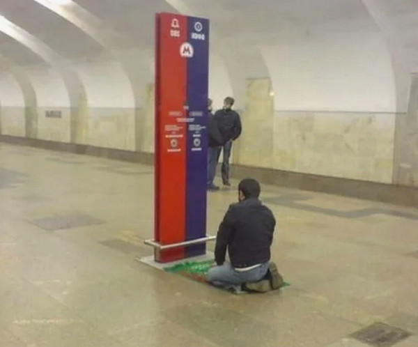 В московском метро мигрант устроил намаз, чем очень сильно возмутил очевидца.