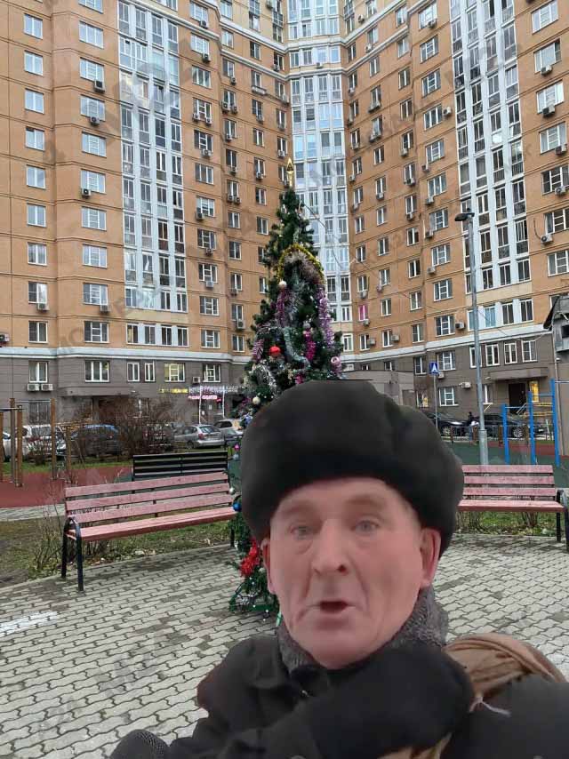 Управляющая компания ЖК «Царицыно» снова попыталась угодить жителям с новогодним декором, и снова — безуспешно.