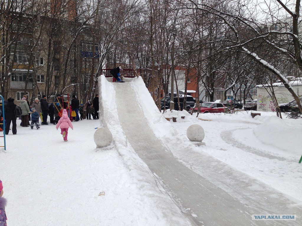 горка из снега. снежные горки во дворе. горка из снега. снежная горка во дворе. ледяная горка во дворе.