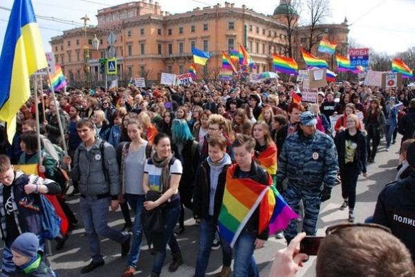 Исаакий взяли в кольцо, противники передачи РПЦ