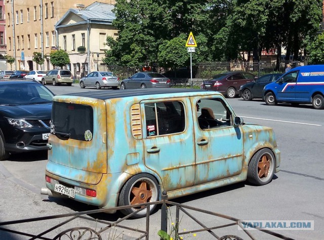 Автобус хиппи заставили ездить на боку: Т2 фаршированный кабриолетом