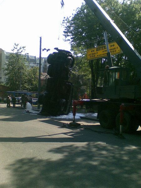 Грузовик провалился в трехметровую яму