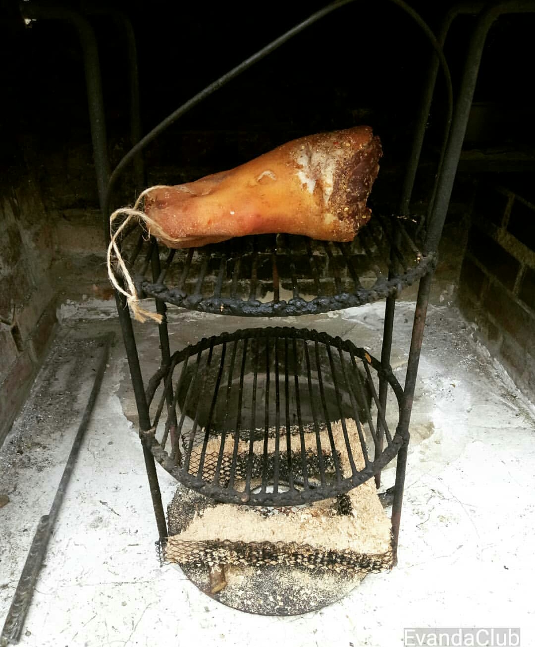 Коптильня тандыр. Коптим в тандыре курицу. Приспособления для тандыра. Коптим в тандыре. Тандыр гектор.