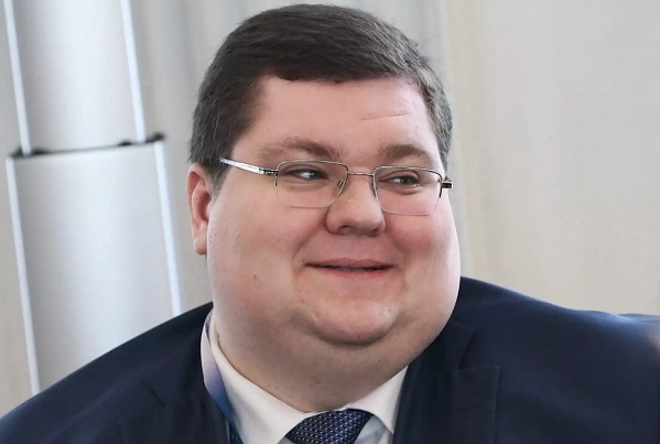 Маленькая садовая камышовка кормит крупного кукушонка, думая, что это ее птенец