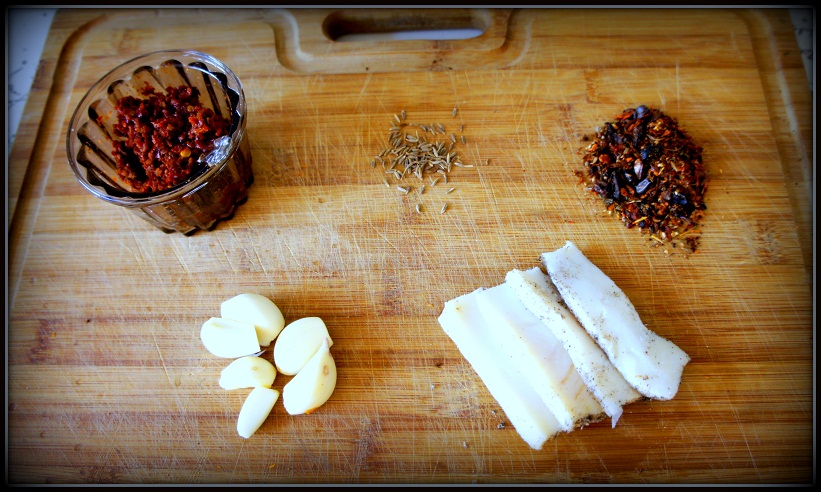 Сало прокрученное через мясорубку с чесноком. Намазка из сала. Сало через мясорубку с чесноком и укропом и паприкой. Молотое сало с чесноком фото. Колбаса домашняя с чесноком.