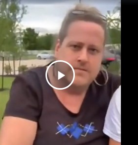 Подружки тестируют фильтр на телефоне