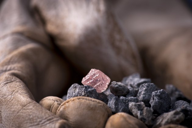 Огромный розовый алмаз найден в Австралии