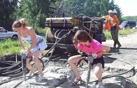 Девочки жестоко пошутили над подругой