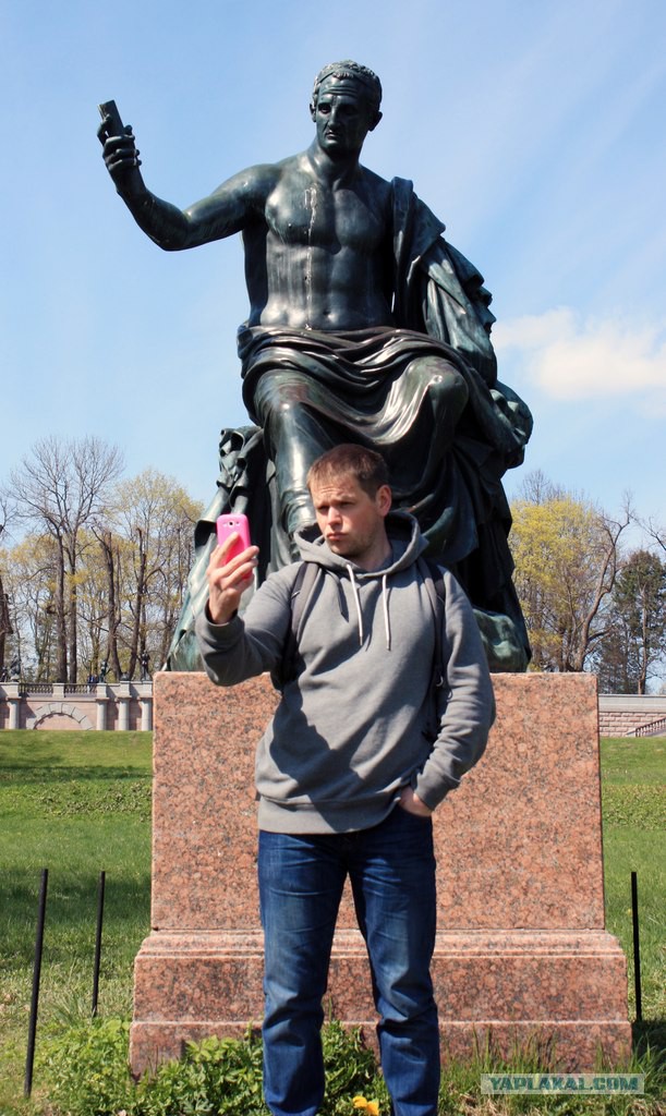 30 человек, которые увидели статую и решили, что это их звёздный час в мире фото