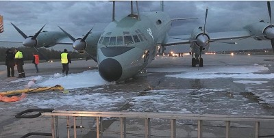 Самолет с невыпущенным шасси готовится к посадке в Подмосковье