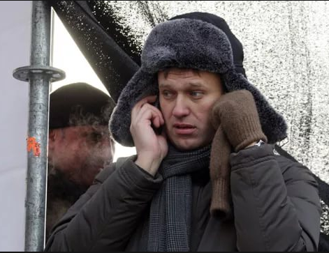 Алексея Навального облили зелёнкой в Москве