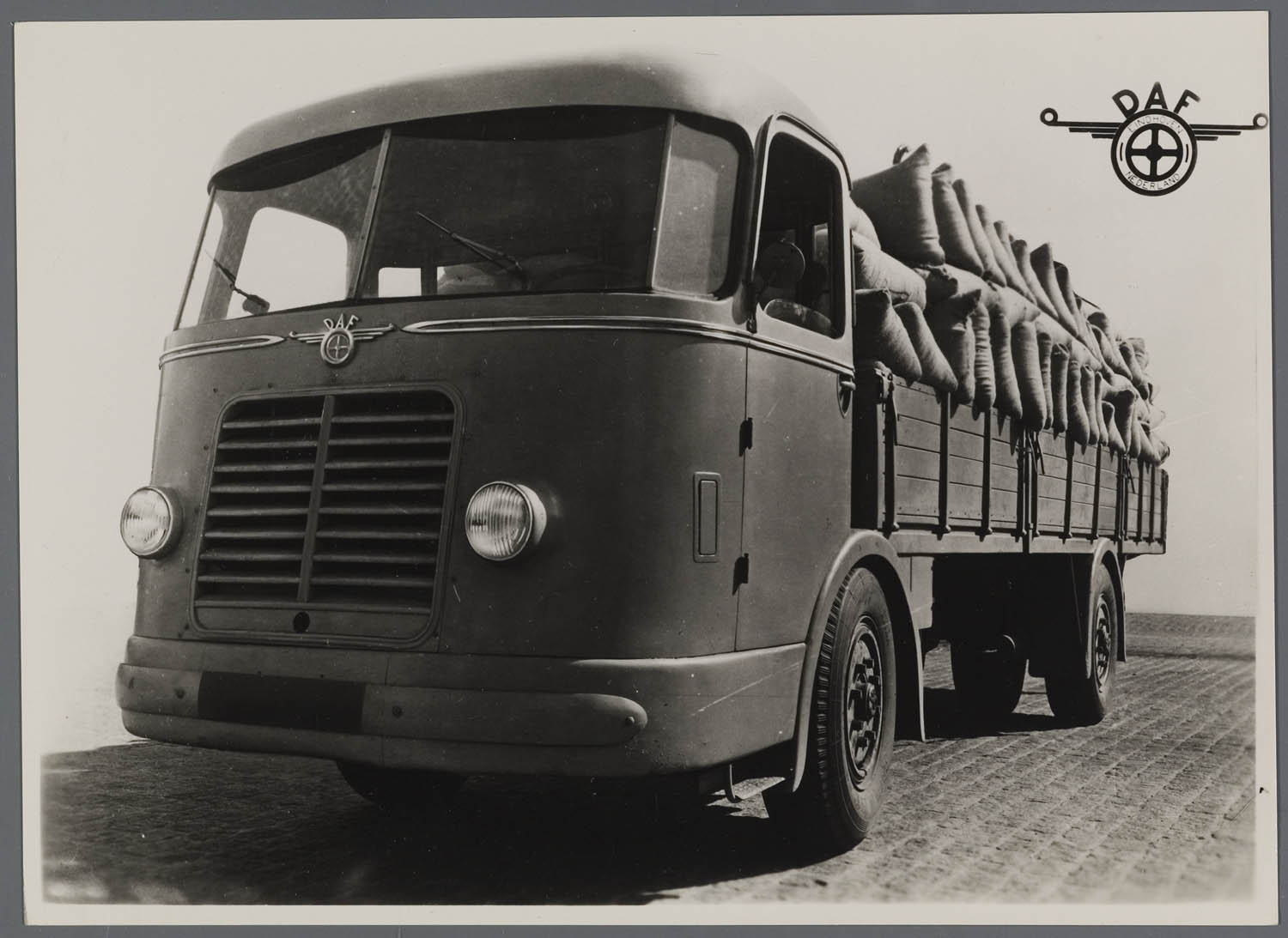 Первые грузовые автомобили. DAF dt10. DAF 1940. DAF 1928. Первый грузовой автомобиль DAF a30.