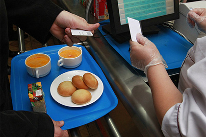 В Казани чиновников обяжут есть в школьных столовых за 69 рублей в день