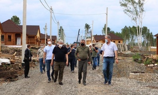 В пострадавшем от паводка Тулуне, куда ездил Путин, за год построили 24 дома из 155. Но и те не ввели в эксплуатацию