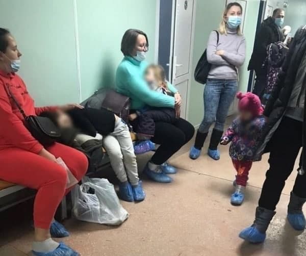 В Екатеринбурге родители пожаловались на многочасовое ожидание приёма в детской больнице