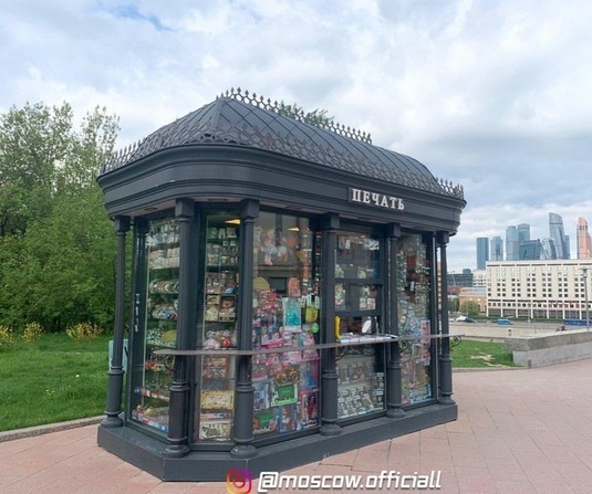 Новые фонари в парке Маяковского в Екатеринбурге выглядят как кладбищенские кресты