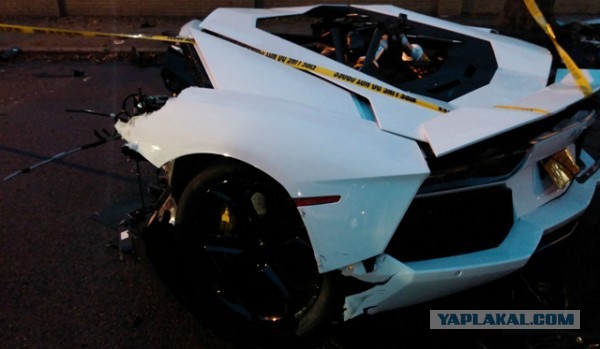 В Нью-Йорке Lamborghini Aventador разорвало попола