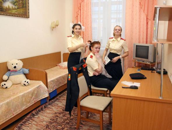На Урале выпустили суворовцев-девушек