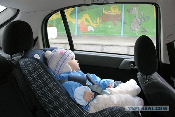 В Петербурге эвакуировали машину с младенцем
