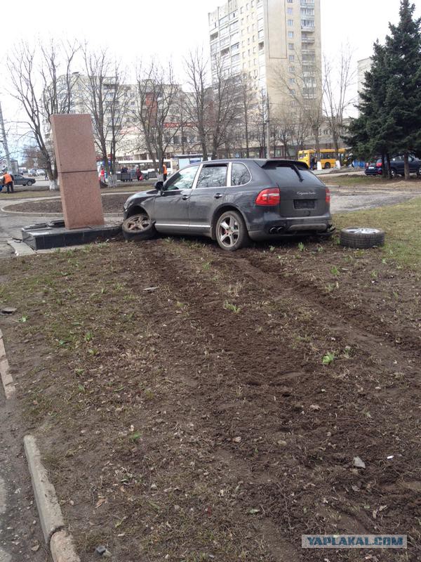 Стела Победы остановила пьяного на Porsche