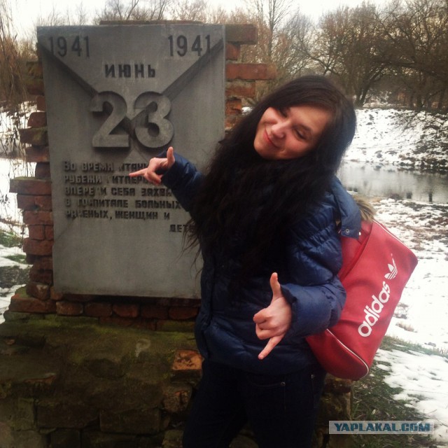 «Хотела показать бесстрашие»: брянская школьница залезла на кладбищенский крест и устроила фотосессию