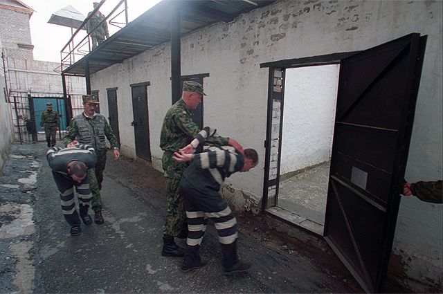 Очевидцы сообщают о стрельбе в Пермском государственном университете (ПГНИУ). Студенты покидают здание через окна.