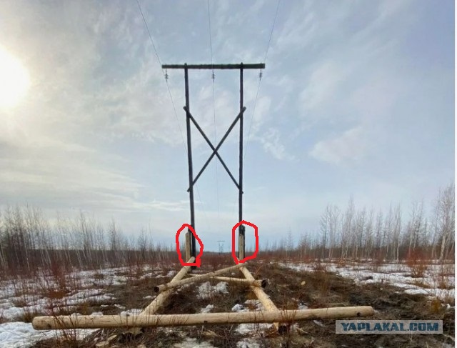 Кадры установки второй временной опоры ЛЭП с помощью вертолёта под Мурманском.