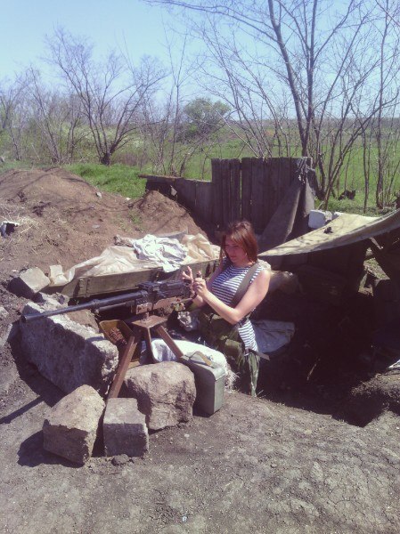 "Ополченка- пулеметчица на позициях под Широкино.