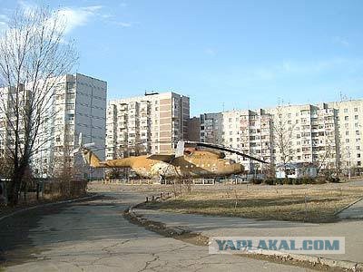Самолет во дворе