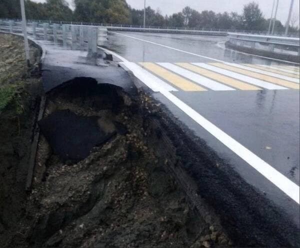 В Брянске с парадом и оркестром открыли дорогу, которая соединяет два района. Через неделю она развалилась