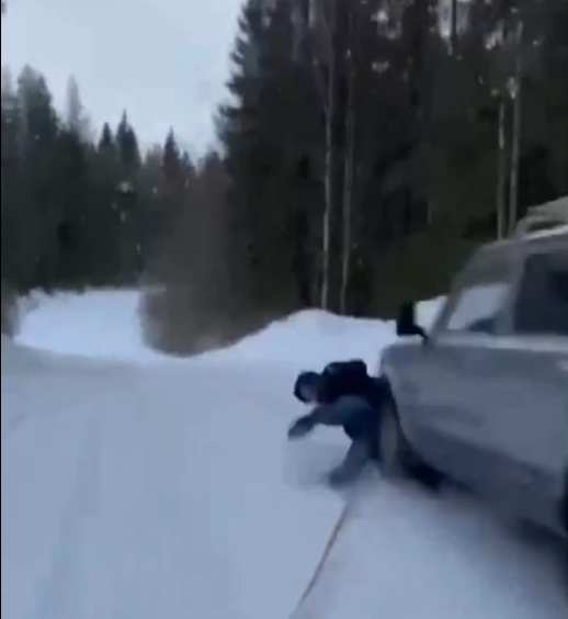 Прилетело по жопе