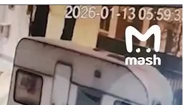 Коммунальщики завалили выезд из двора в Москве, чтобы потребовать деньги