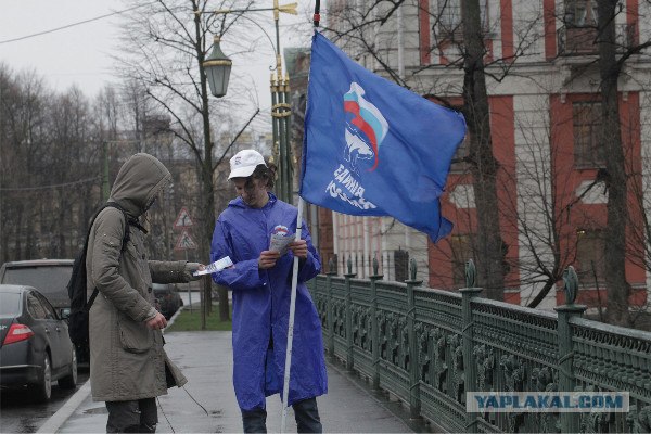 В Петербурге скинули в реку агитатора ЕДРА