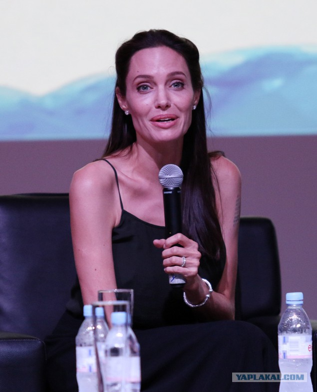 Анджелина Джоли на кинофестивале в Камбодже