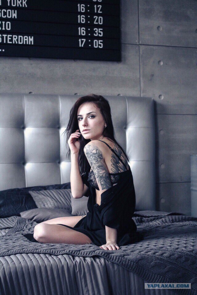 Девушки с татуировками. Одетые и не совсем.