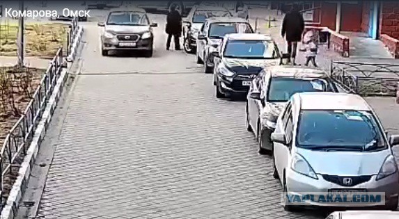 Ребёнок попал под такси во дворе.