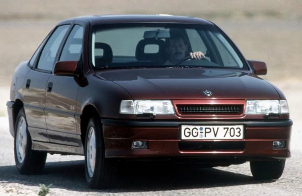 Какой автомобиль из 1990х-2000х вы бы хотели бы возродить под маркой "Москвич"