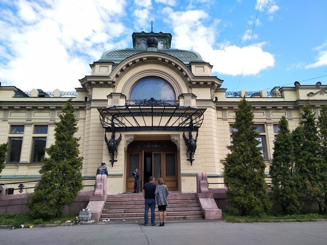 Пройтись по центру