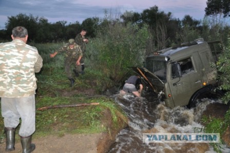 Сегодня МЧС укрепили дамбу берега Амура.