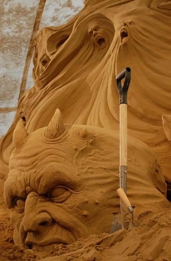 Огромнейшая скульптура из песка!