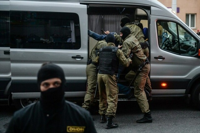 Белорусские женщины сопротивляются задержанию на акции солидарности с Марией Колесниковой