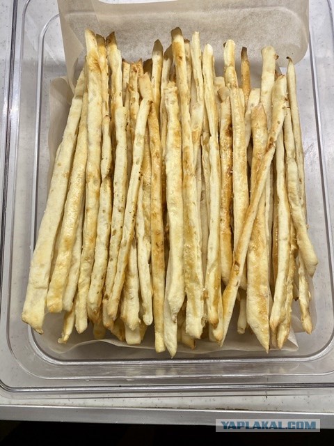 Рыбный чаудер с картофелем, кукурузой и хрустящим беконом.