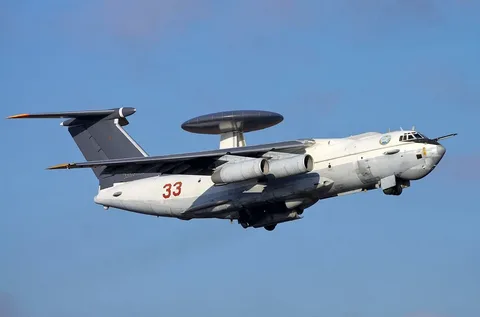 Самолет Grumman E-2D заходит на посадку на атомный авианосец