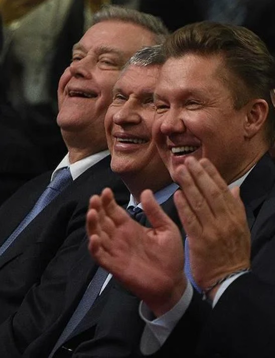 Глава ВТБ назвал крепкий рубль вредным для экономики и предложил повышать курс рубля по отношению к доллару