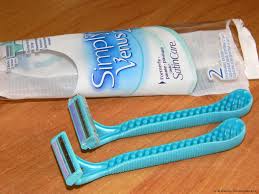 Голая модель Микаэла Шефер на улице Берлина