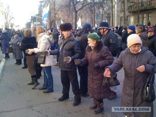 Украинские оккупанты напали на местных жителей До