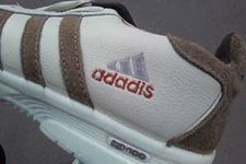 Саморазлагающиеся кроссовки Adidas