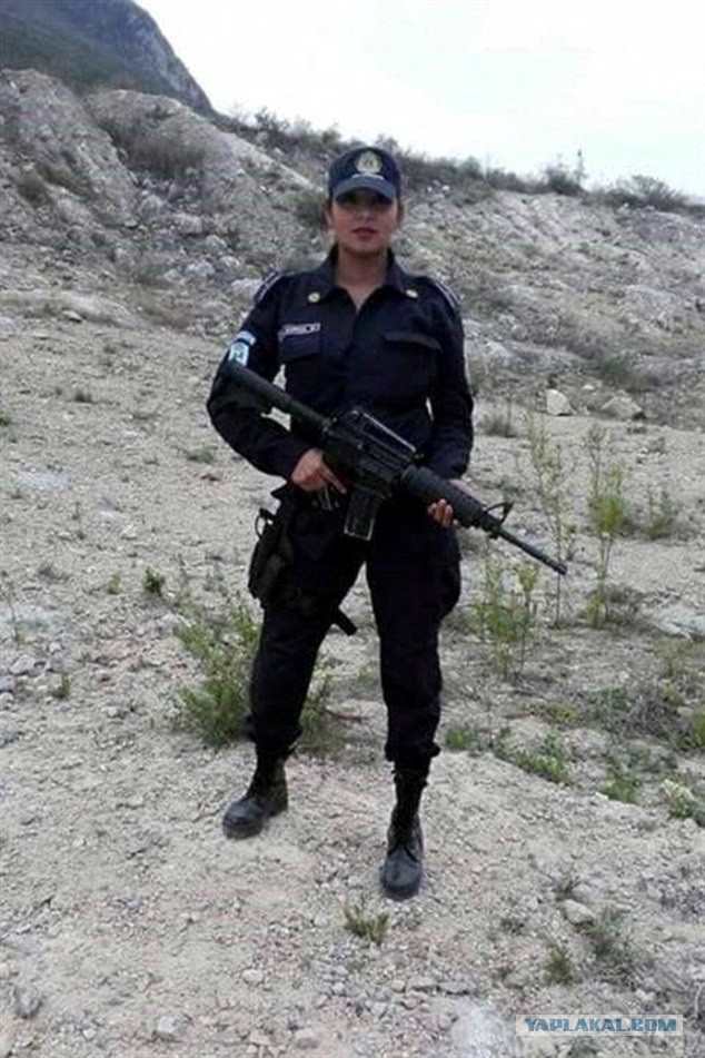 Топлес-фото полицейской вызвало скандал в Мексике