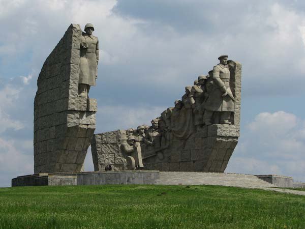 Раскопки немецкого подземного укрытия на Миус-фронте