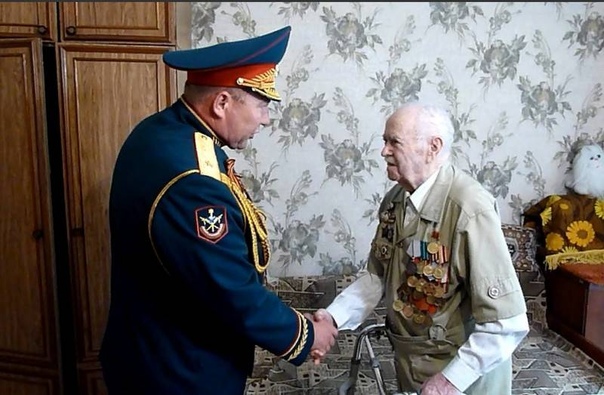Самарских ветеранов поздравили "индивидуальным парадом"